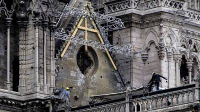 Las autoridades siguen manejando la hipótesis de que el incendio de la catedral fue causado por un cortocircuito./AFP.