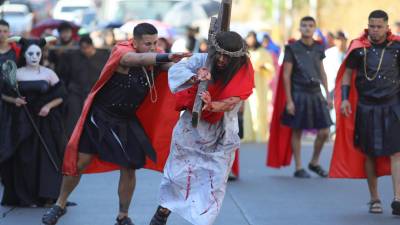 Feligreses de la Iglesia El Calvario participan en una personificación del Viacrucis durante el Viernes Santo, como parte de las celebraciones de Semana Santa, hoy, en Tegucigalpa (Honduras).