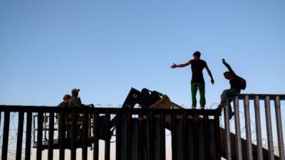 Momentos de tensión se vivieron este jueves en la frontera entre México y Estados Unidos luego de que un grupo de migrantes centroamericanos escalara el muro que separa a Tijuana de San Diego y se burlaran de los militares estadounidenses que custodian la barrera.