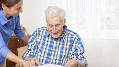 Las comidas al estilo familiar pueden hacer que la persona de la tercera edad como de forma normal y evitar la desnutrición.