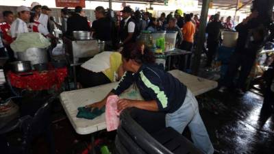 Los locatarios de la Feria del Agricultor iniciaron la limpieza de la zona afectada por la explosión de la mañana del viernes.