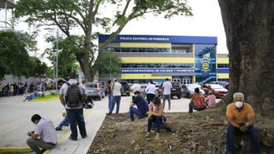 Aunque los portones de Tránsito los abren a las 6:00 am, las filas de ciudadanos se forman desde la 1:00 am afuera expuestos a cualquier peligro.