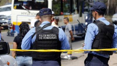 Los miembros de la Policía Nacional son evaluados por una comisión.