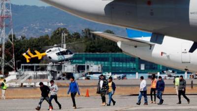 Migrantes guatemaltecos bajan del avión que los trajo desde El Paso, Texas.