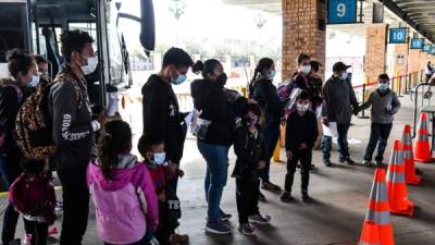 Migrantes centroamericanos esperan en Brownsville, Texas, para abordar un bus que los trasladará para reunirse con sus familias en EEUU./AFP.