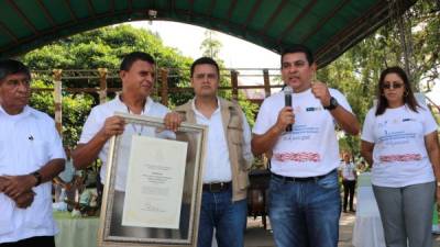 El alcalde Aníbal Erazo recibe la certificación del viceministro Salvador Valeriano.