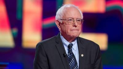 El precandidato demócrata no ha oficializado su salida de la campaña.