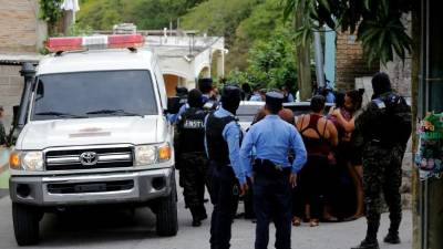 Los agentes de la FNAMP sometieron a tres de los supuestos pandilleros detenidos.
