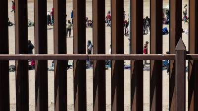 El Gobierno de Biden busca frenar los cruces masivos de inmigrantes en la frontera sur del país.