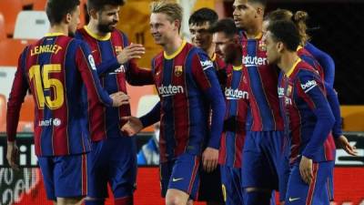 El Barcelona remontó en Mestalla ante el Valencia (2-3) para mantener su pulso por el título de Liga . Foto AFP.