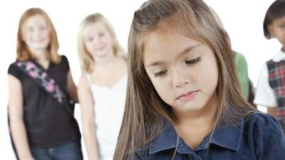 A los niños tímidos les cuesta relacionarse con los demás.