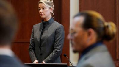 Amber Heard durante el juicio con su exesposo, Johnny Depp.