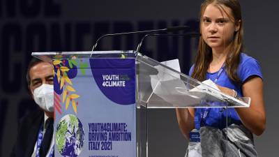 La activista climática sueca Greta Thunberg pronuncia un discurso durante la sesión plenaria de apertura del evento Youth4Climate el 28 de septiembre de 2021 en Milán.