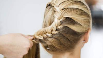 Estos peinados causan la pérdida gradual del pelo debido al daño en el folículo por la tensión prolongada.