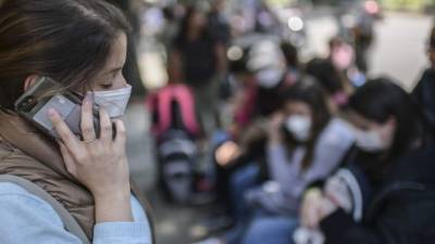 Una mujer se cubre con una mascarilla para protegerse del coronavirus. Foto: AFP