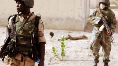 Soladados nigerianos patrullas la frontera del estado Borno, cercano a un campo que una vez perteneció al grupo extremista islámico Boko Haram.