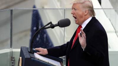 El mandatario planea construir un muro en la frontera con México para frenar la inmigración irregular. Foto: AFP