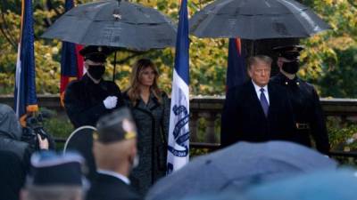 Donald y Melania Trump realizaron su primera aparición pública, tras la derrota electoral frente a Joe Biden, para rendir homenaje a los veteranos estadounidenses en el Día de los Caídos.