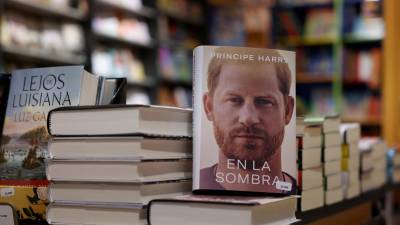 El libro del príncipe Harry ha sido duramente criticado en el Reino Unido, donde su popularidad sigue cayendo en picada.