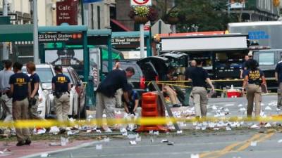 Las autoridades estadounidenses recaban evidencias tras el bombazo en Chelsea, Nueva York.