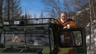 Tras una semana de fuertes señalamientos con el presidente de EEUU Joe Biden, el mandatario ruso Vladimir Putín se desahogó conduciendo un todoterreno en una zona de Siberia, al oriente asiático de Rusia.