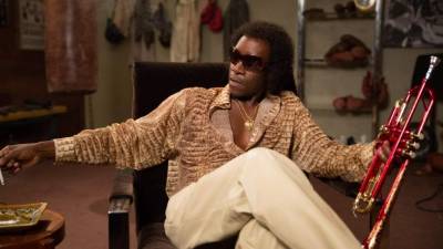 Don Cheadle como el reconocido trompetista Miles Davis.