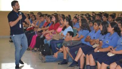 Los emprendedores mostraron sus proyectos a los alumnos del Instituto Primero de Mayo.