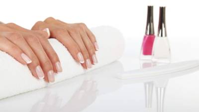 En casa puede hacerse su manicura para mejorar la apariencia de sus manos y que luzcan bellas y sanas.