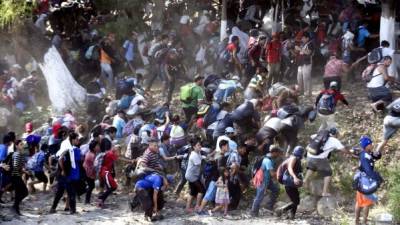 Cientos de centroamericanos intentaron ingresar a México por la fuerza el lunes cruzando el río que separa al país azteca de Guatemala.Foto: AFP