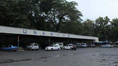 Los portones y otros accesos a la Unah-vs siguen obstaculizados por los frentes estudiantiles.