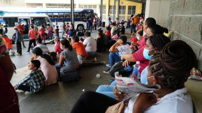 En la terminal de buses y en la carretera, usuarios esperaron por horas para viajar debido a la protesta en Cofradía, en donde los pobladores reclamaron por los aumentos al pasaje. Fotos: José Cantarero y Amílcar Izaguirre.