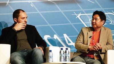 Jan Koum (Izq.), cofundador de WhatsApp, con Sirgoo Lee, de Kakao.