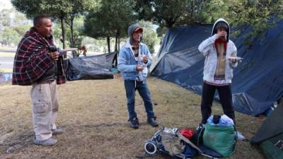 Un grupo de refugiados venezolanos recupera fuerza cerca de Quito, antes de proseguir su viaje rumbo a Perú.