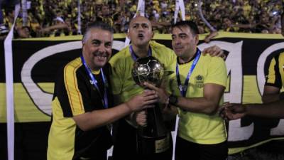 El entrenador Ramiro Martínez festeja con la Copa tras imponerse al Olimpia.