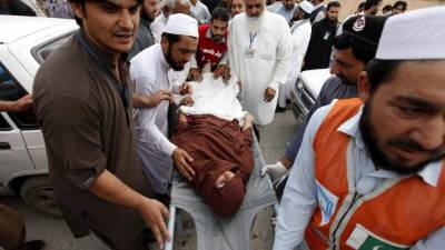 El sismo que sacudió al sur de Asia este lunes dejó más de 100 muertos en Pakistán, indicaron a la AFP las autoridades locales.