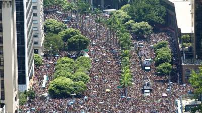 La gran fiesta del carnaval comienza a disfrutarse en las calles de Río de Janeiro, Brasil.