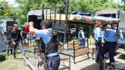 Agentes de la Policía Preventiva sacan sus camas y otros enseres de la posta policial que fue tomada por los Tigres.