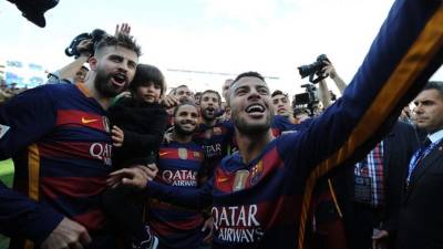 Gerard Piqué celebrando con su hijo en brazos y sus compañeros. Foto Agencia