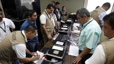 El personal del Tribunal Electoral observa el momento en que comienzan a ingresar las imágenes de actas de escrutinio.