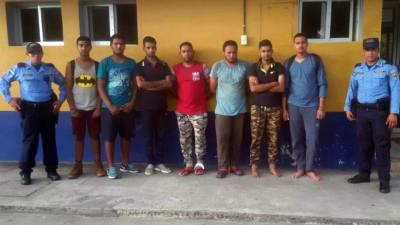 La Policía mantiene bajo custodia a los migrantes indocumentados.