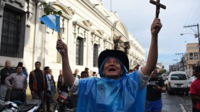 Decenas de guatemaltecos celebran hoy la dimisión del general retirado Otto Pérez Molina, como presidente del país por los señalamientos de corrupción que pesan en su contra.