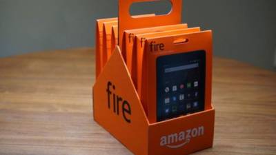 Amazon comenzó vendiendo lectores de libros, para ofrecer después teléfonos inteligentes y tabletas.