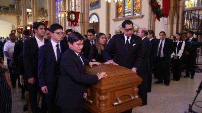 A relative attends the burial of a COVID-19 victim at Jardin de los Angeles Cemetery, 14 kilometres northern Tegucigalpa, on June 20, 2020. (Photo by ORLANDO SIERRA / AFP)