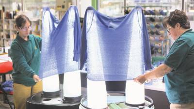 Empleados del fabricante de cachemira Loro Piana, que en 2013 pasó a manos de LVMH