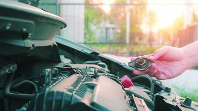 El radiador juega un papel esencial en el funcionamiento de su vehículo y es de suma importancia para el correcto desempeño de cualquier motor. Gracias a este elemento puede recorrer muchos kilómetros sin que la temperatura del motor sufra.