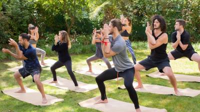 El yoga ayuda a reducir la presión arterial y la frecuencia cardiaca, mejora la confianza en usted mismo, mejora la coordinación, reduce el estrés y ayuda a dormir mejor, entre otros.