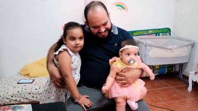 <b><span class=mln_uppercase_mln>Familia.</span></b> Luis Maldonado junto a sus hijas Darah Alejandra y Hannah Zoé.<span class=mln_uppercase_mln> Fotos: Yoseph amaya</span>