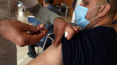 Una persona recibiendo una dosis de la vacuna contra el covid.