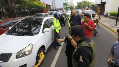 En la socialización de campo que se comenzó a realizar se han encontrado muchos vehículos en doble fila, parqueados sobre las aceras, obstaculizando el paso al peatón; además, se ha explicado a los conductores que se dejará el recibo con todos los datos y el QR sobre el vidrio del automóvil para que paguen la multa.