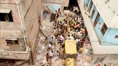 Unas cincuenta personas se encuentran atrapadas bajo los escombros de un edificio de doce plantas en construcción que se derrumbó hoy en la ciudad de Chennai, en el sur de la India, informaron fuentes de los servicios de rescate. Foto EFE